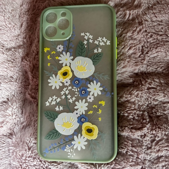 5 Pre Owned iPhone 11 Pro Max Cases - Picture 6 of 6